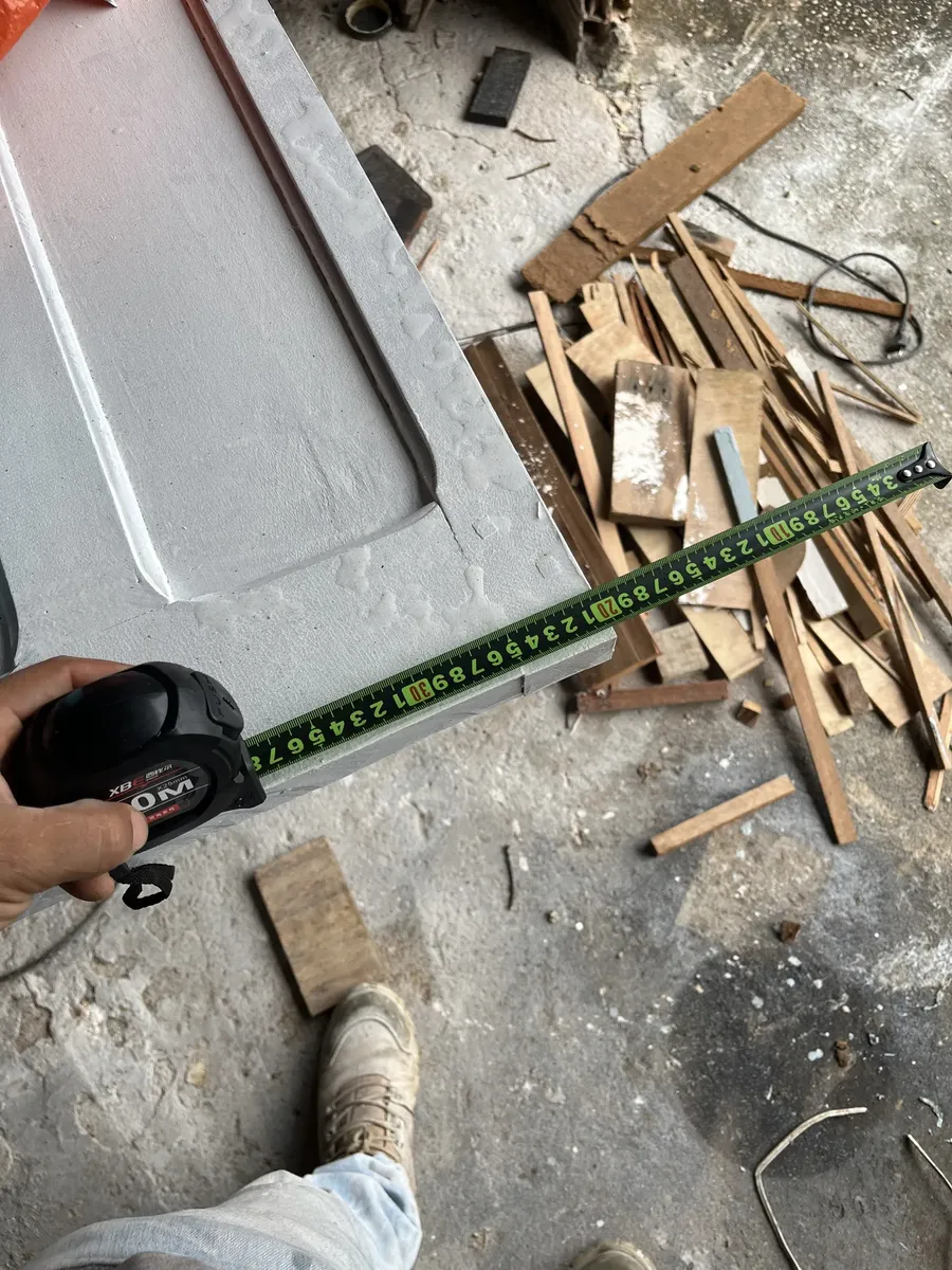 Cliente medindo uma bancada na obra com a Trena Carbono